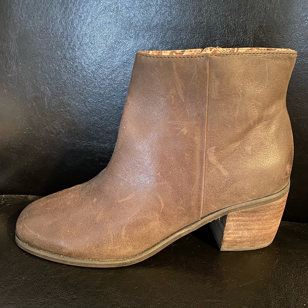 LUCKY BRAND zip up leather booties w/ paisley lining & 2” heal.  6M (EU 36).